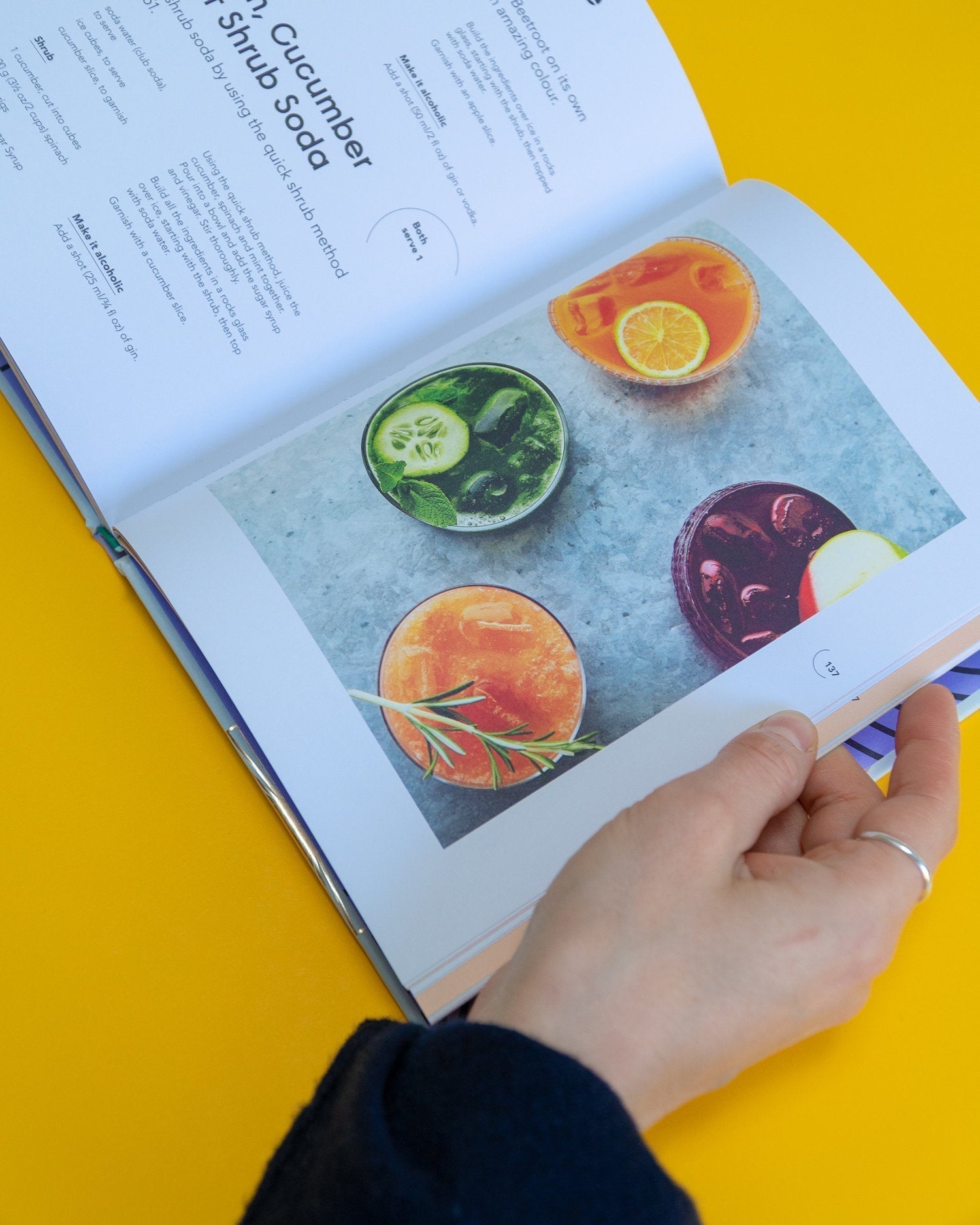 Libro di cocktail con succo di sottaceti